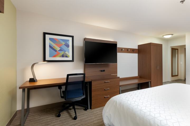 1 King Bed (5 of 11)