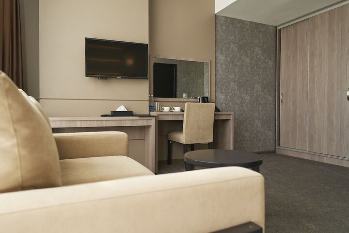 Room 8 of 80