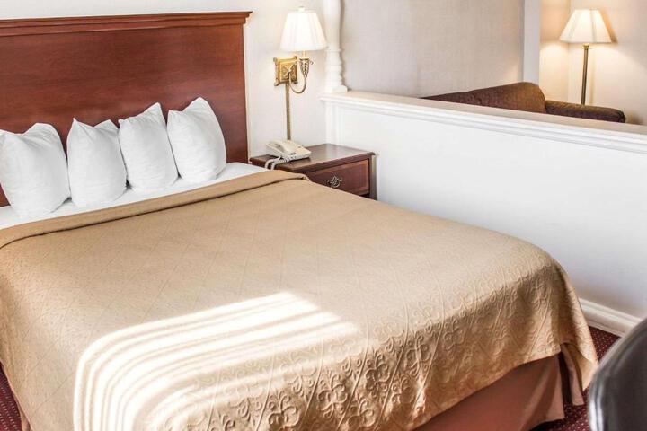 1 Queen Bed (12 of 16)