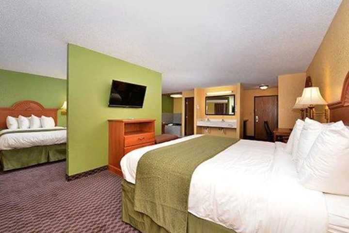 2 Queen Beds (1 of 5)