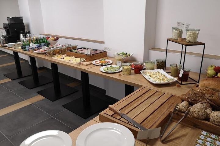 Dining 39 of 48