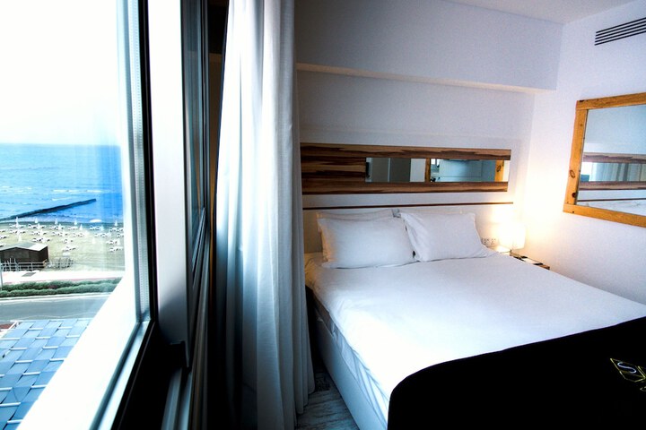 Room 25 of 234