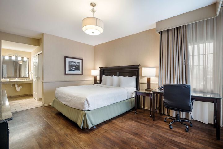 Accessible 1 King Mobility Accessible Bathtub Wet Bar Microwave and Refrigerator (3 of 20)