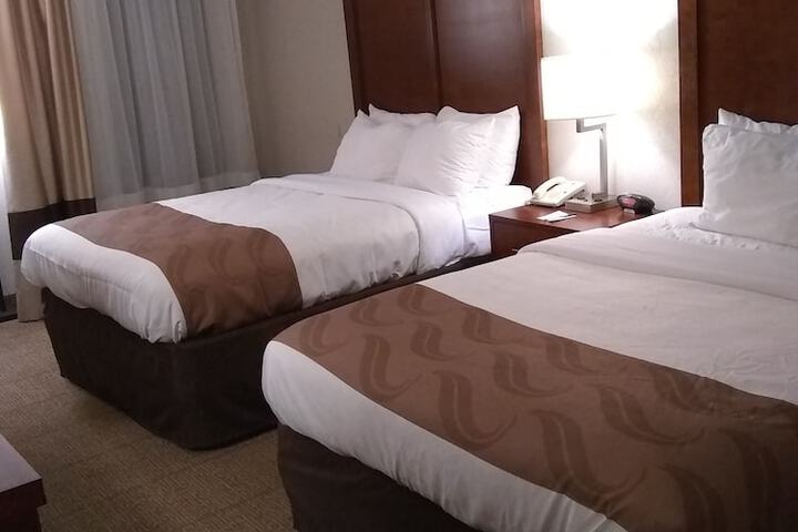 1 Queen Bed Accessible (13 of 14)
