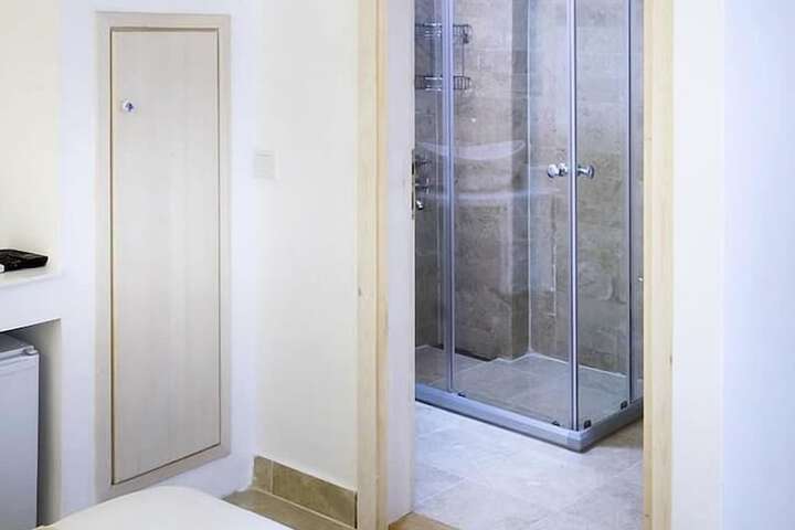 Room 10 of 19
