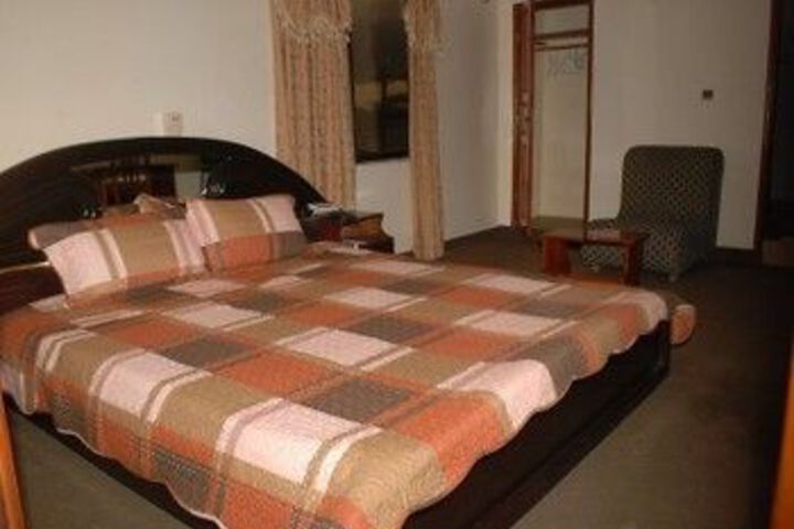 Room 10 of 28
