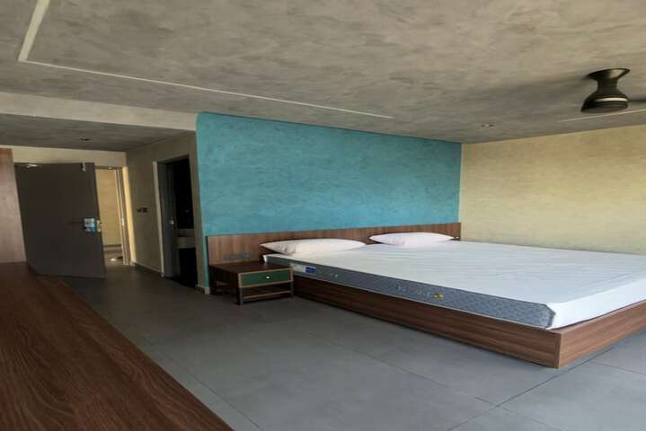 Room 40 of 72