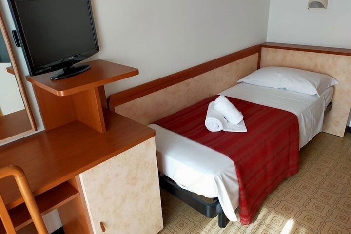 Room 12 of 18