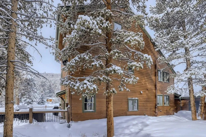 Exterior of Mountain View Vista