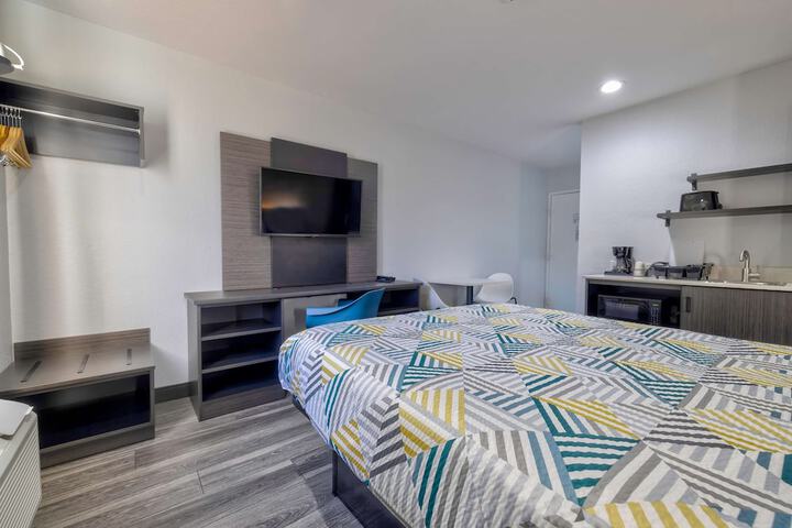 1 Queen Bed Kitchen (7 of 7)