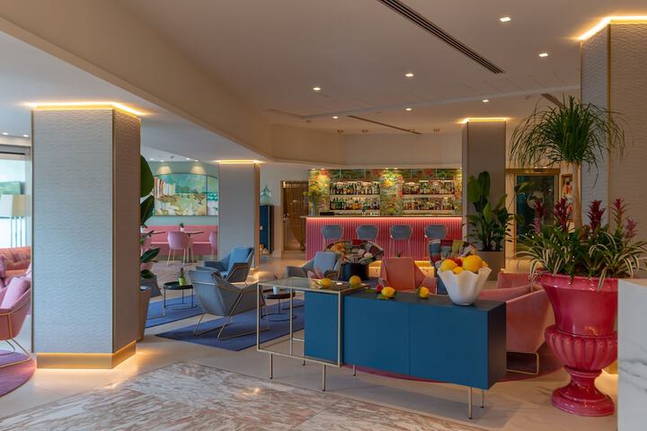 Lounge 102 of 112