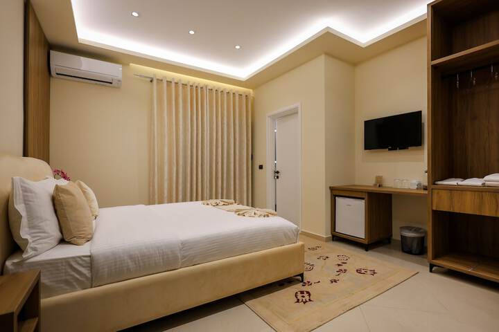 Room 13 of 33