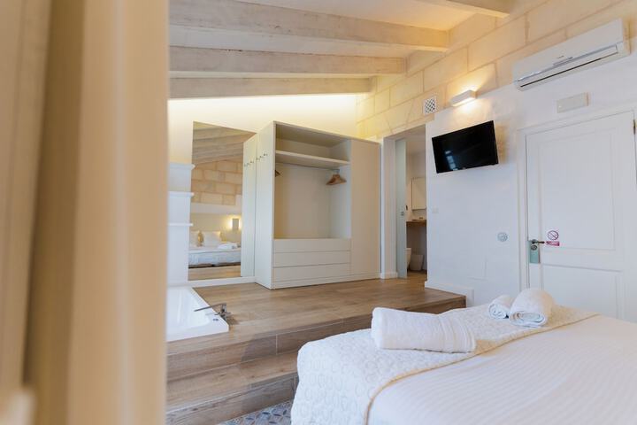 Room 5 of 18