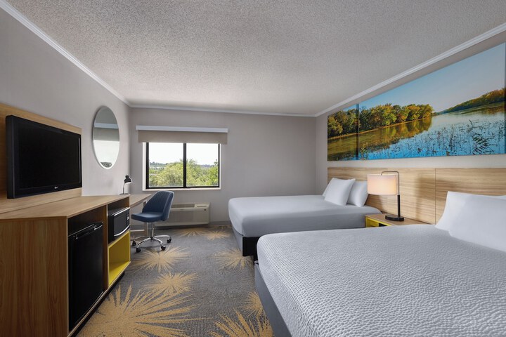 1 Queen Bed Accessible (15 of 19)