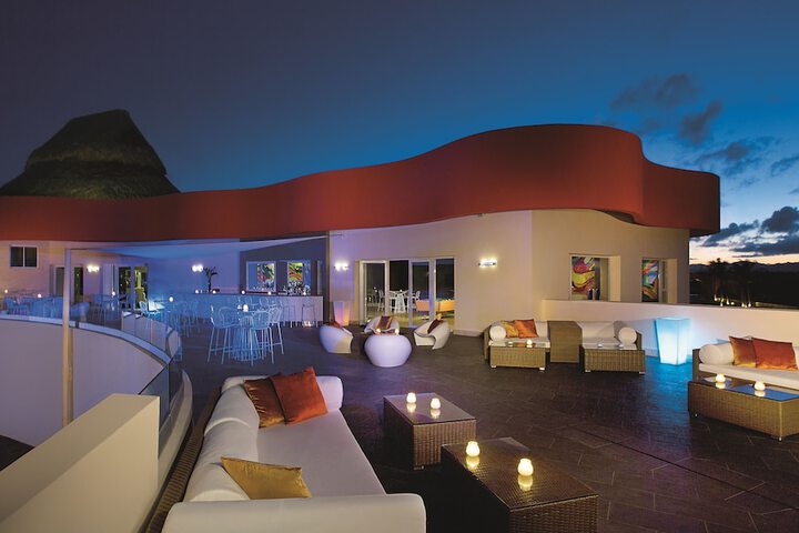 Lounge 43 of 59