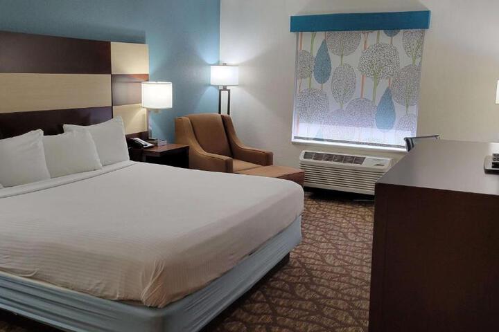 1 King Bed Executive Room, Microwave and Refrigerator High Speed Internet Accessible Shower Only Full Breakfast (3 of 11)