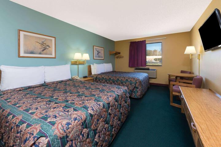 1 Queen Bed (17 of 23)