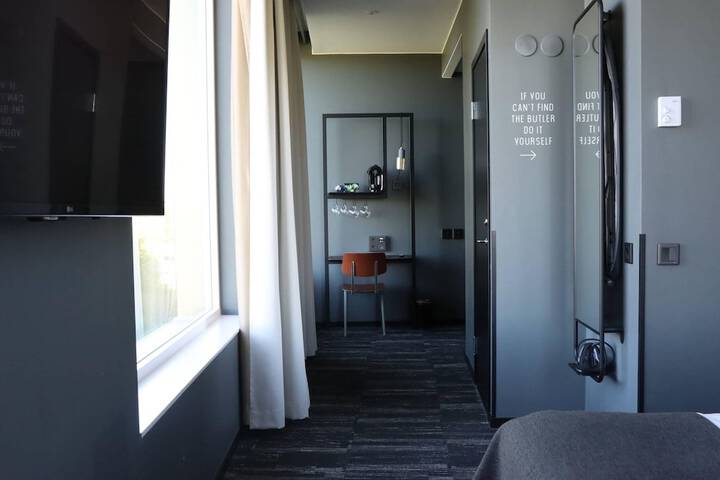 Room 11 of 32