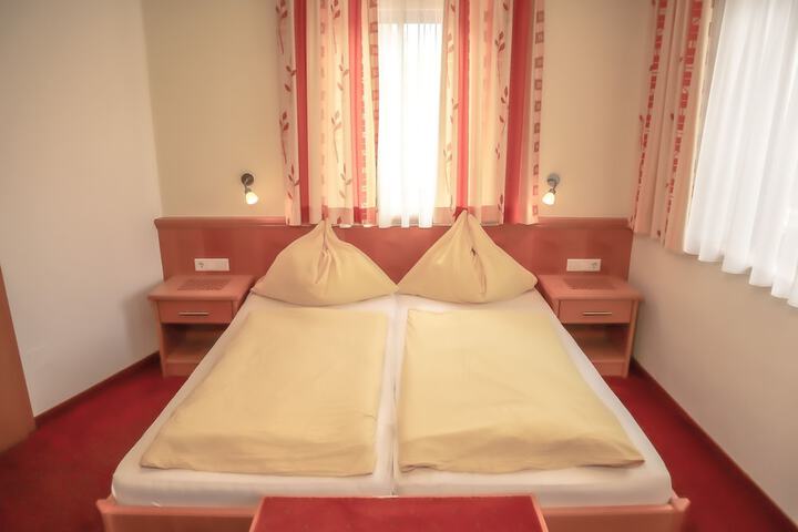 Room 6 of 12