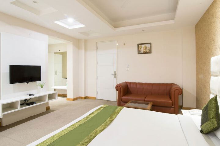 Room 13 of 32