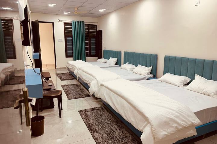 Room 6 of 15