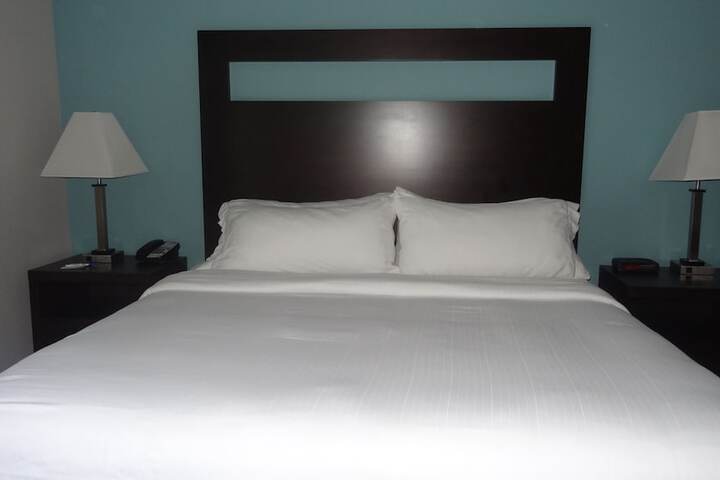 1 King Bed (2 of 18)