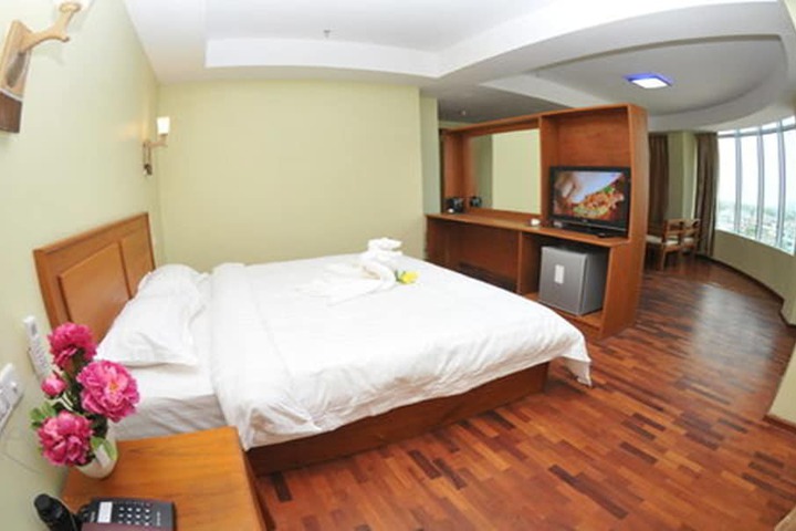 Room 6 of 32
