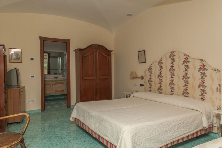 Room 13 of 30