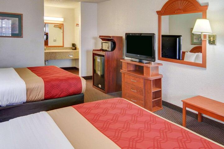 1 Queen Bed (2 of 3)
