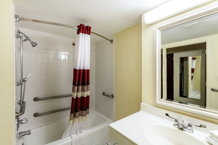 Deluxe King Bed Accessible (5 of 14)