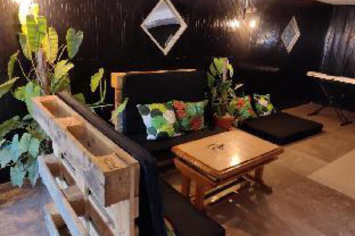 Lounge 4 of 24