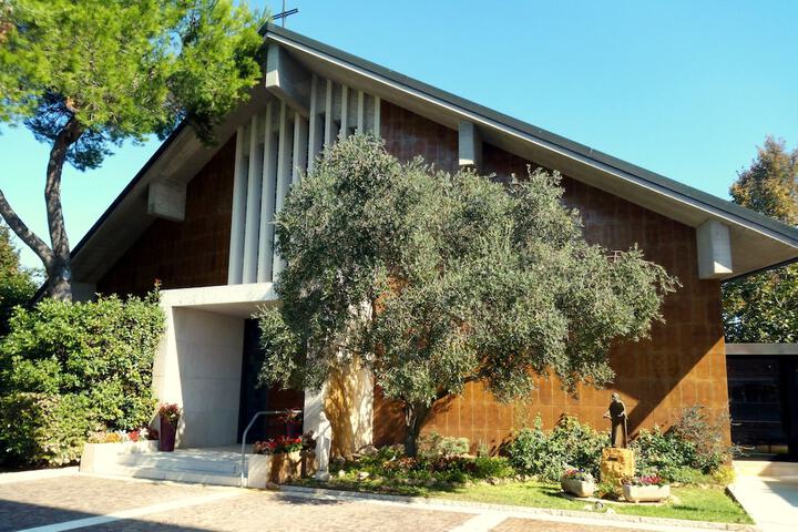 Hotel Exterior 62 of 65