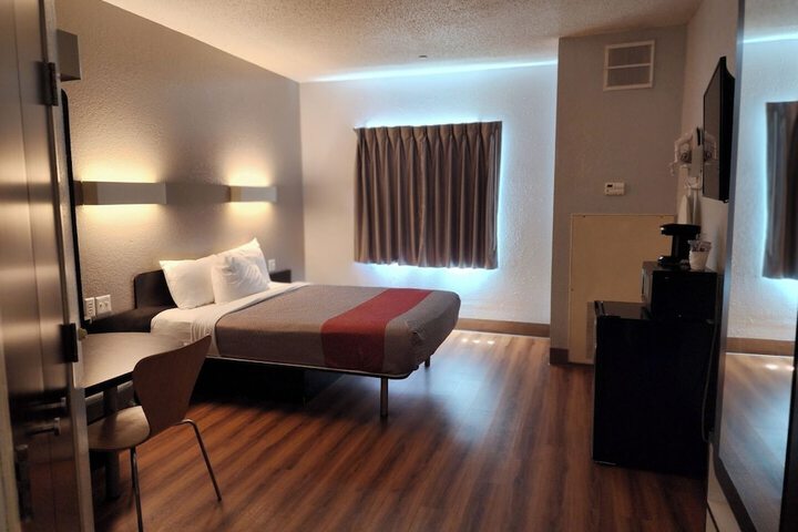 Room 7 of 32