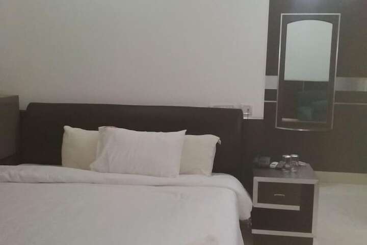 Room 33 of 60
