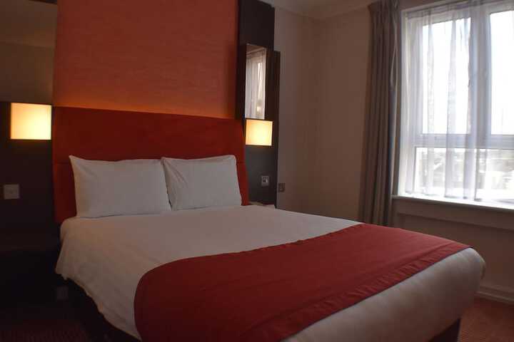 Room 4 of 40