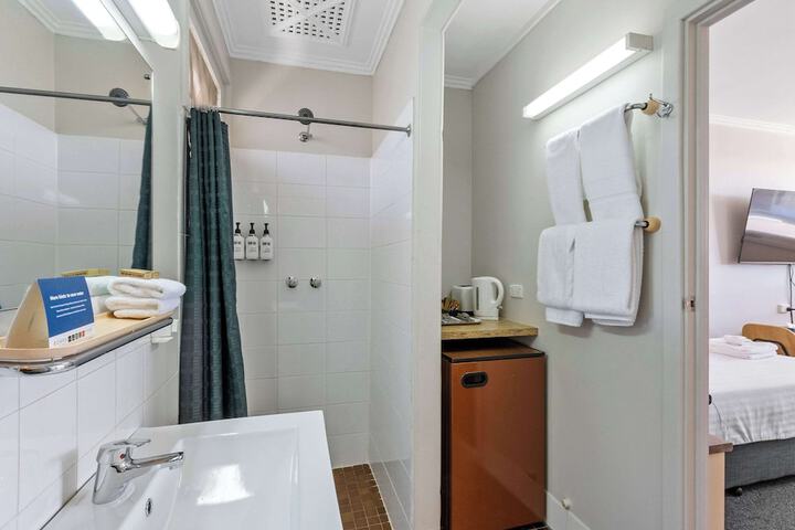 Room 4 of 27