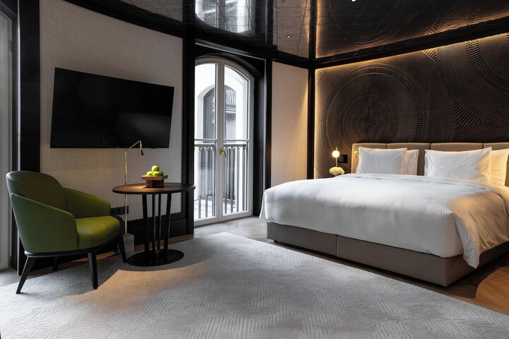 Room 32 of 80