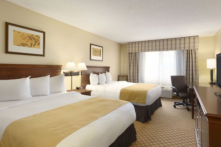 1 Queen Bed Accessible (7 of 7)