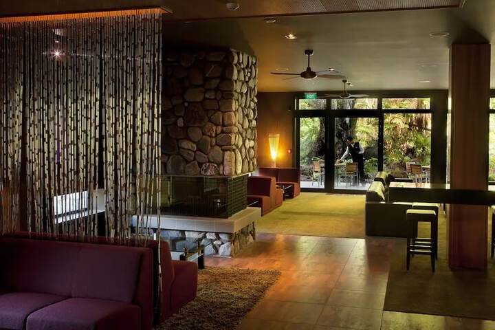 Lounge 28 of 41