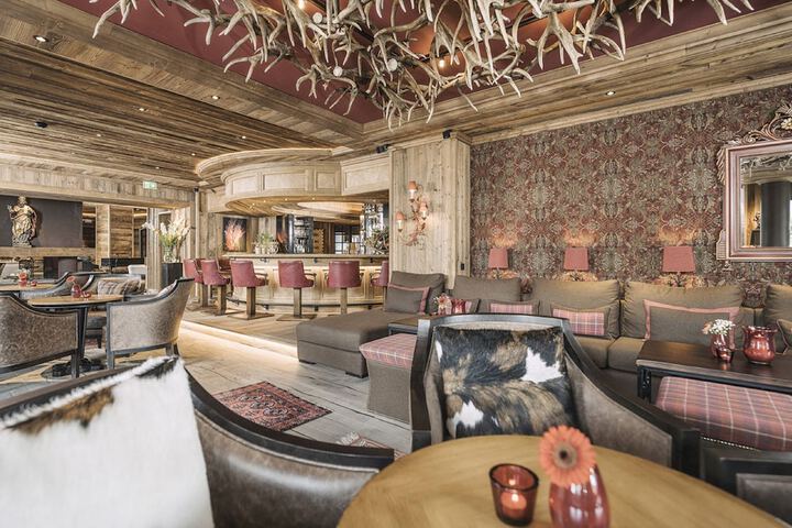 Lobby lounge