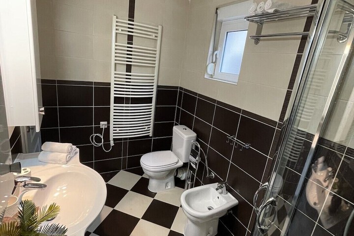 Room 10 of 97