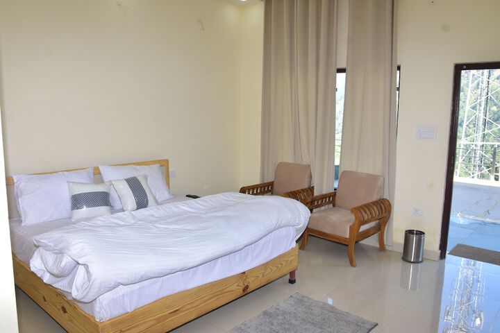 Room 4 of 12