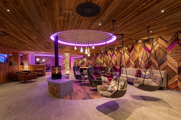Entrance & Lobby