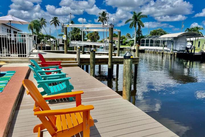 Hot tub and Dock Gilligans on the Island