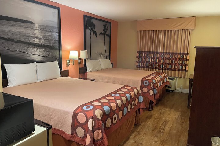1 Queen Bed Mobility Accessible (8 of 11)