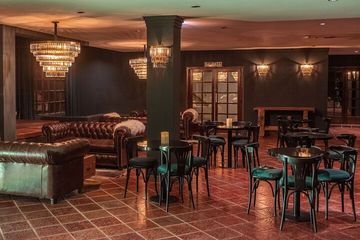 Lounge 20 of 32