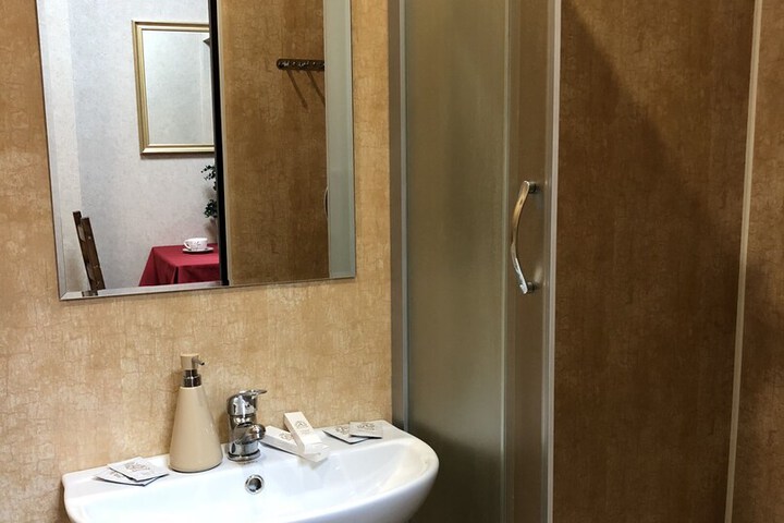Room 27 of 38