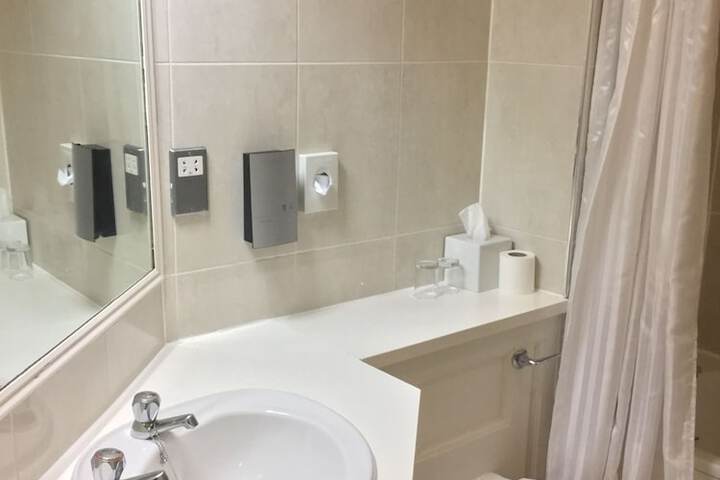 Room 33 of 48