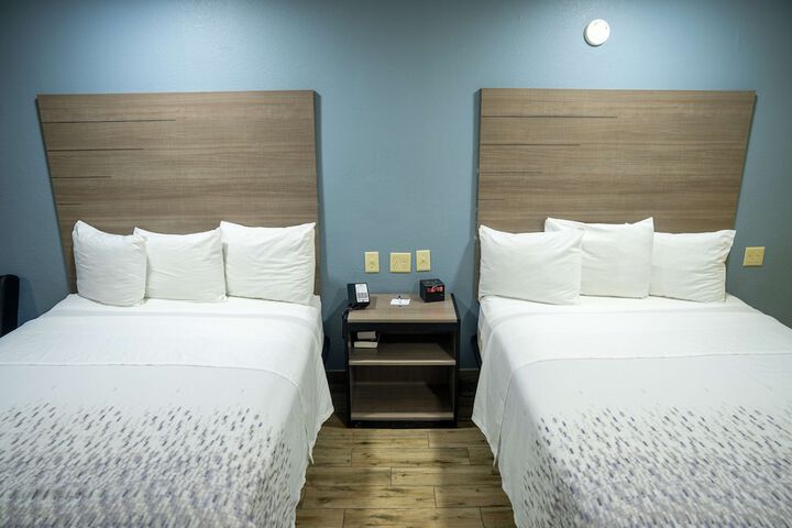 2 Queen Beds (5 of 8)