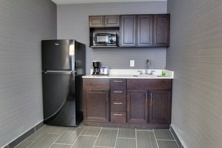 1 King 1 Bedroom Comm Accessible (16 of 17)